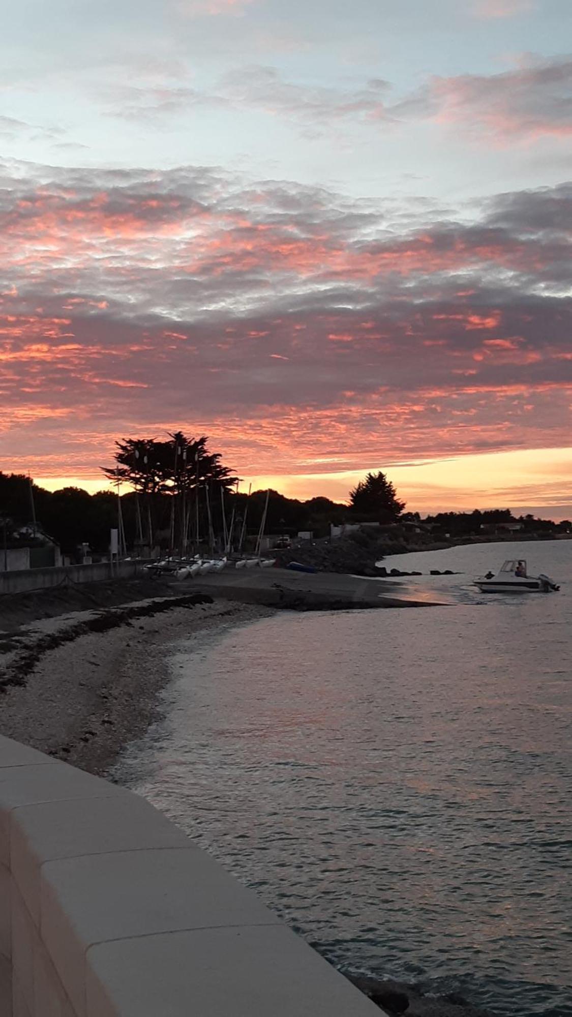 Une Pause A La Flotte En Re Bagian luar foto